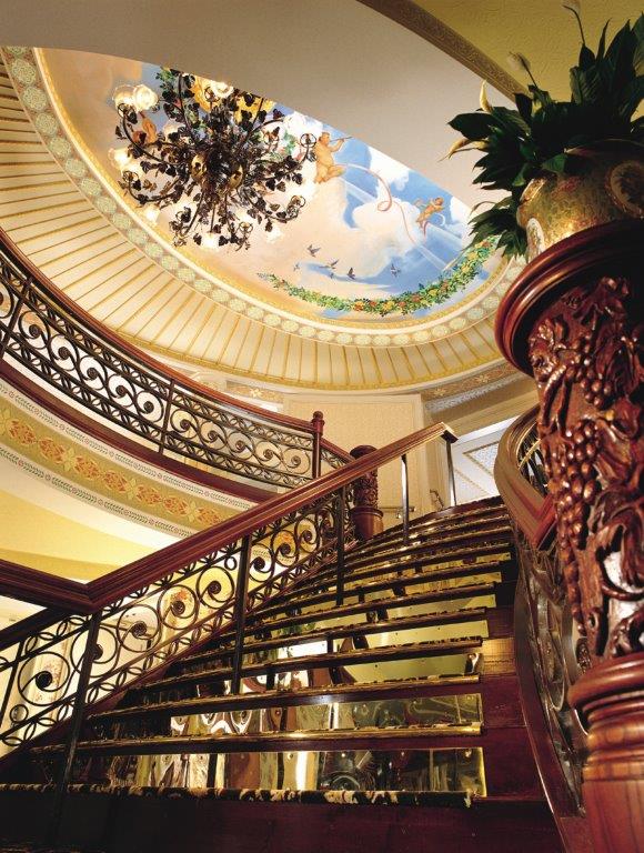 American Queen Voyages - Grand escalier