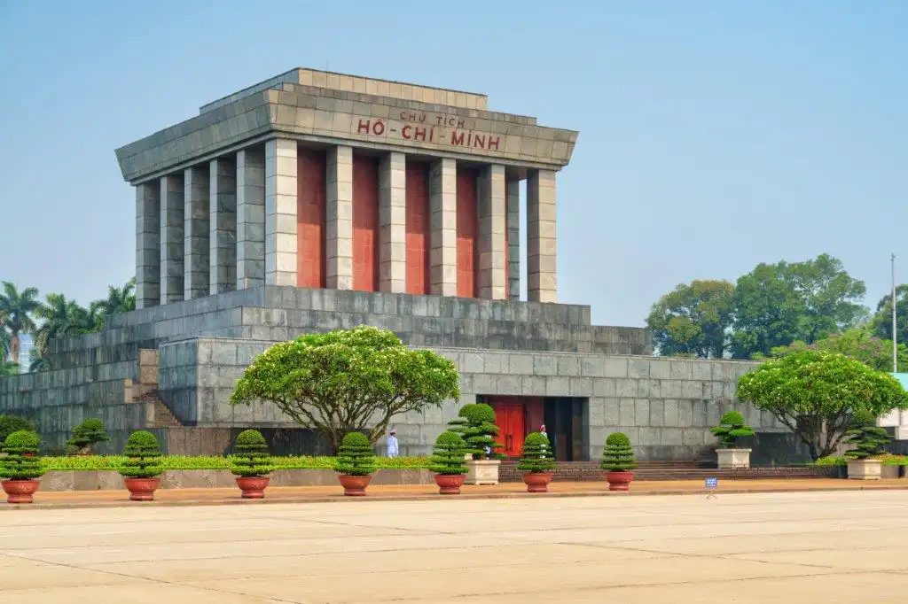 VIETNAM - HANOI MONUMENT À HCM